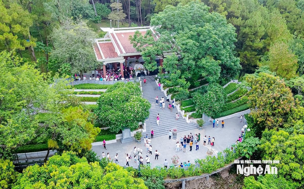 Du khách tham quan mộ bà Hoàng Thị Loan trên núi Động Tranh. Ảnh Quốc Đàn
