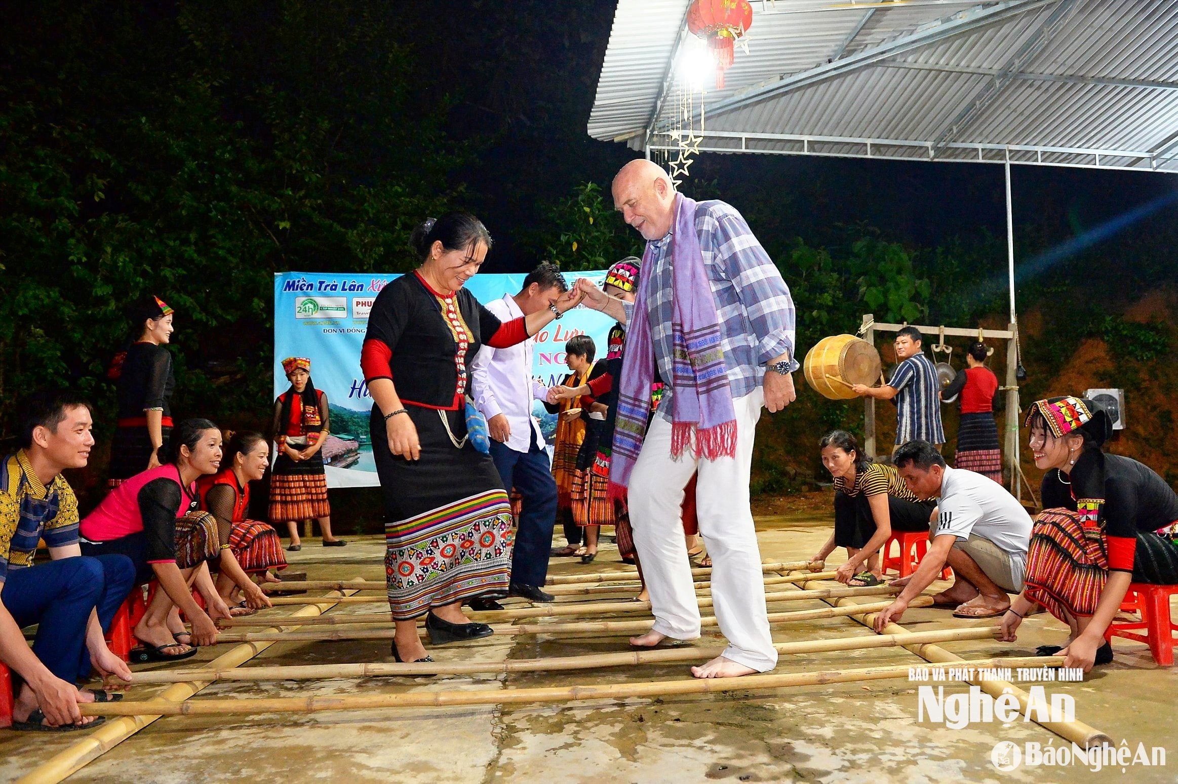 Khách du lịch Châu Âu tham gia một hoạt động văn hóa ở miền Tây Nghệ An
