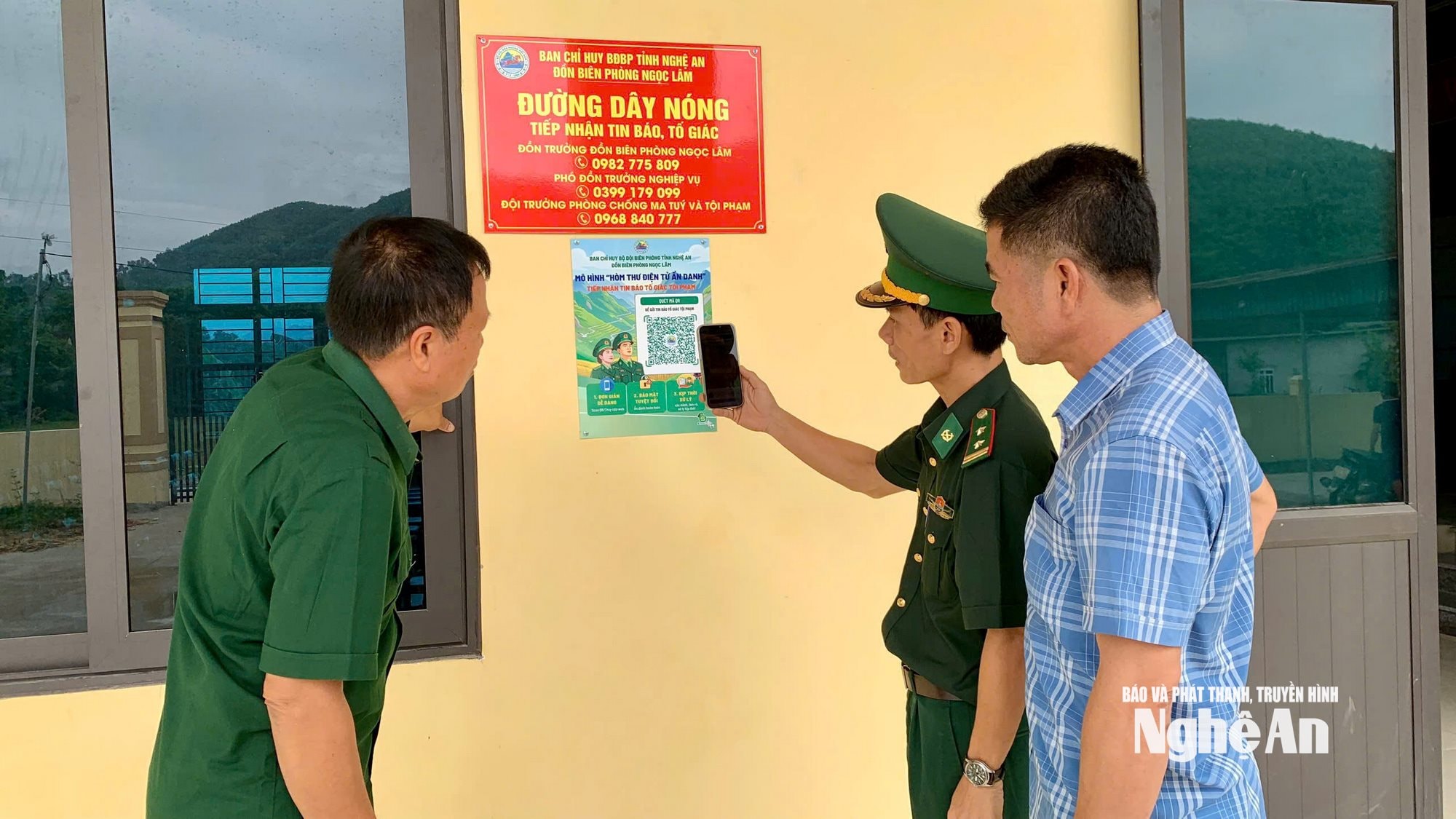Từ những tấm pano gắn tại nhà văn hóa thôn bản, công nghệ số đang từng bước đến gần hơn với đồng bào vùng biên Sơn Lâm.