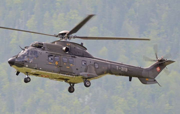 Trực thăng Airbus AS332 Super Puma đang bay