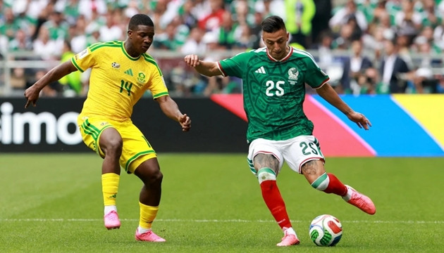 Cầu thủ Nam Phi hoàn toàn bế tắc trước lối chơi áp đảo của đội chủ nhà Mexico.