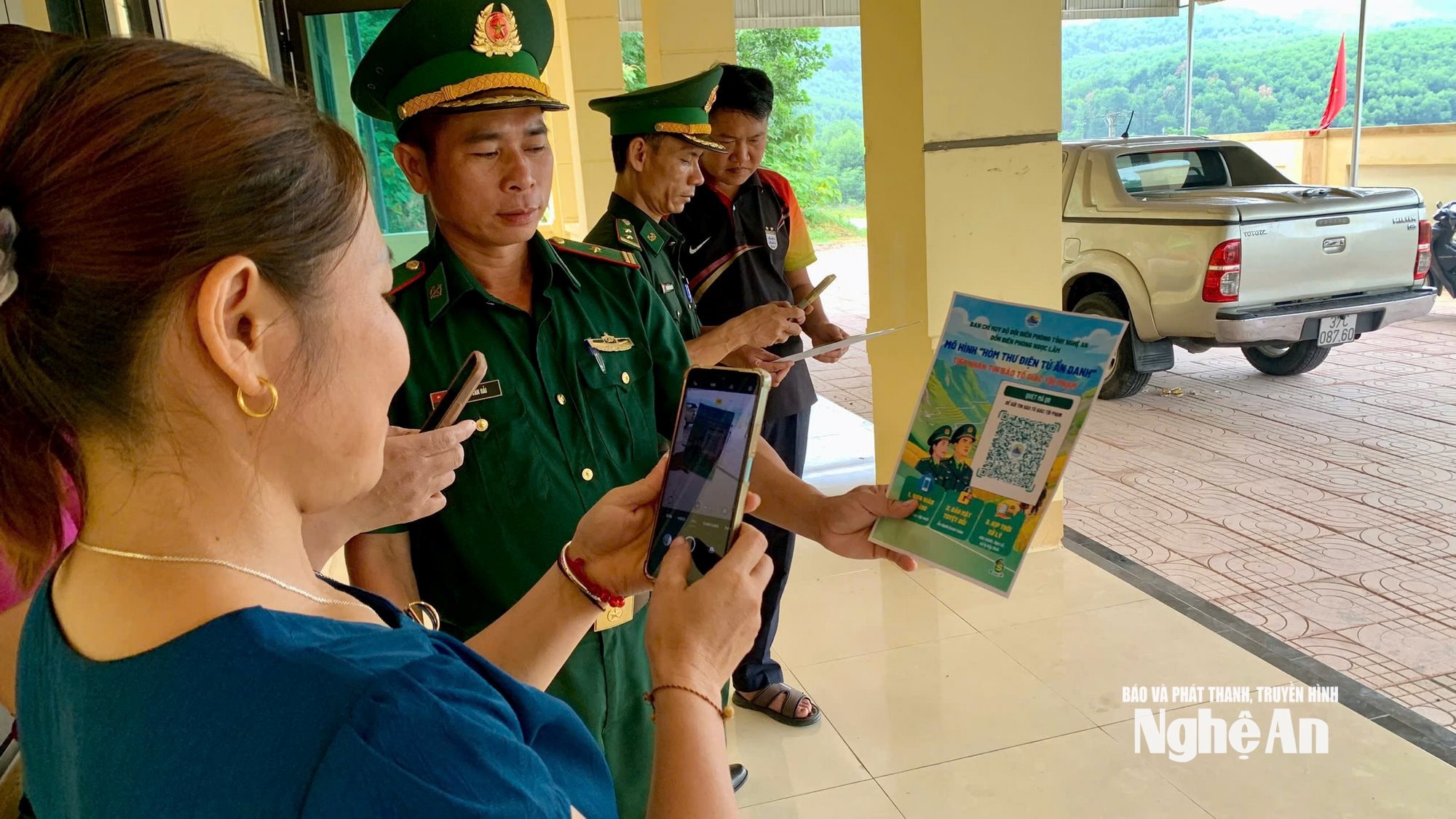 Cán bộ Đồn Biên phòng Ngọc Lâm hướng dẫn người dân sử dụng điện thoại thông minh quét mã QR để tiếp cận mô hình “Hòm thư điện tử ẩn danh”, tạo điều kiện thuận lợi cho việc cung cấp thông tin, tố giác tội phạm.