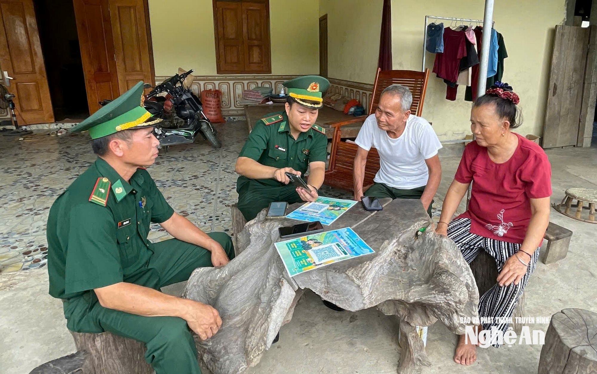 Thực hiện phương châm “đi từng ngõ, gõ từng nhà”, cán bộ Đồn Biên phòng Ngọc Lâm trực tiếp đến các hộ dân tuyên truyền, hướng dẫn cài đặt ứng dụng VNeID và sử dụng các tiện ích số phục vụ đời sống hằng ngày.