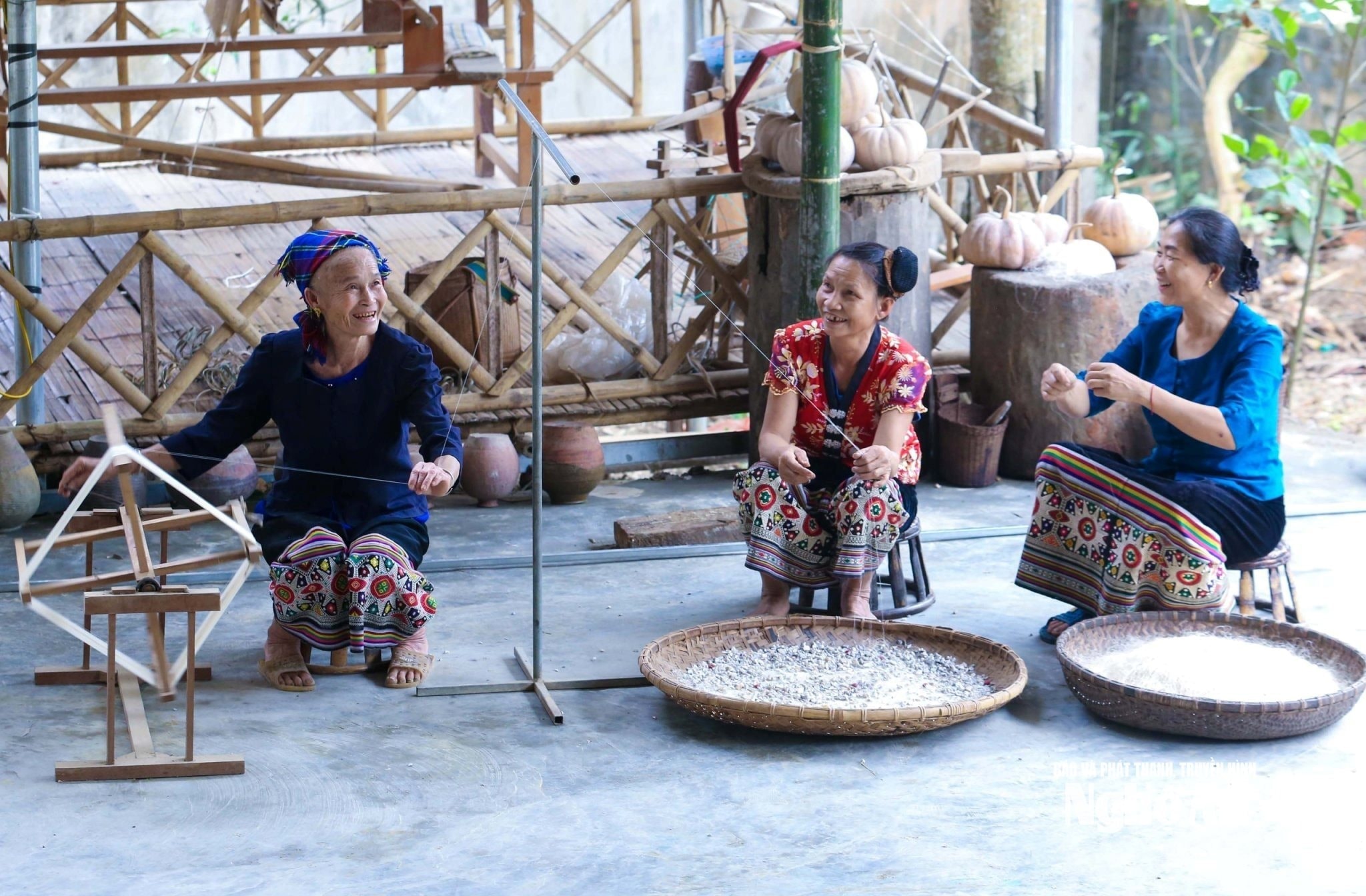Sản xuất thổ cẩm từ tơ tằm, cây lá ở vùng cao Nghệ An tạo ra sản phẩm hàng hoá thân thiện môi trường. Ảnh Quang An