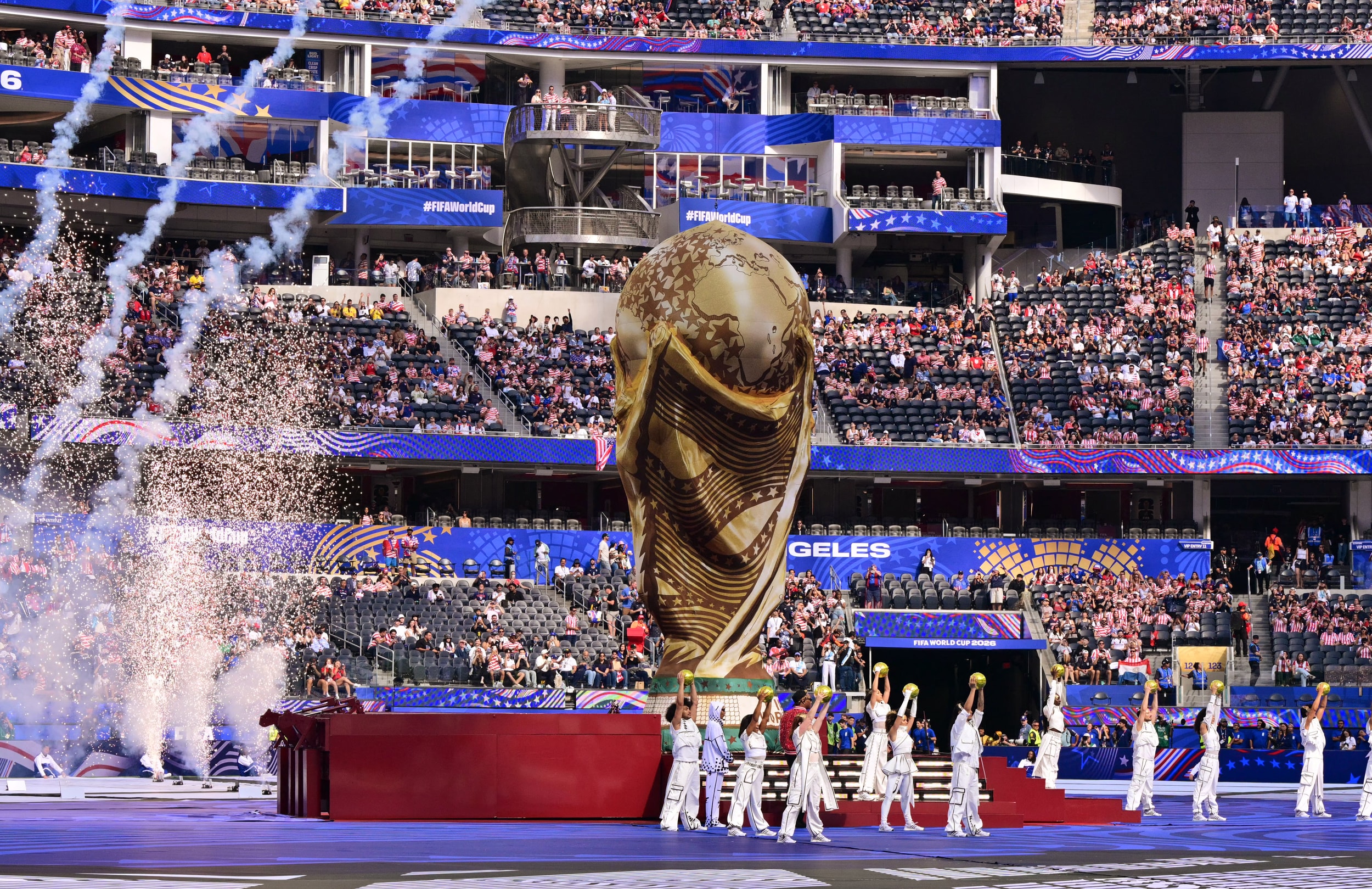 Tiết mục biểu diễn tại lễ khai mạc World Cup 2026 trước trận đấu bảng D giữa Mỹ và Paraguay trên sân vận động Los Angeles ở Inglewood, ngày 12/6/2026. (Ảnh AFP)