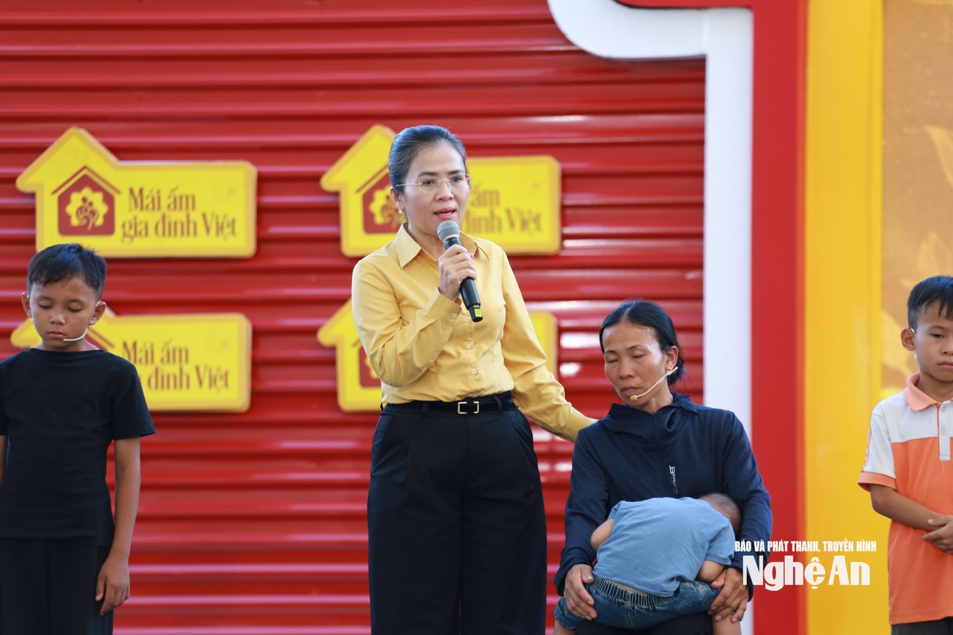 bà Võ Thị Minh Sinh, Phó Bí thư Tỉnh ủy, Chủ tịch Ủy ban Mặt trận Tổ quốc Việt Nam tỉnh Nghệ An