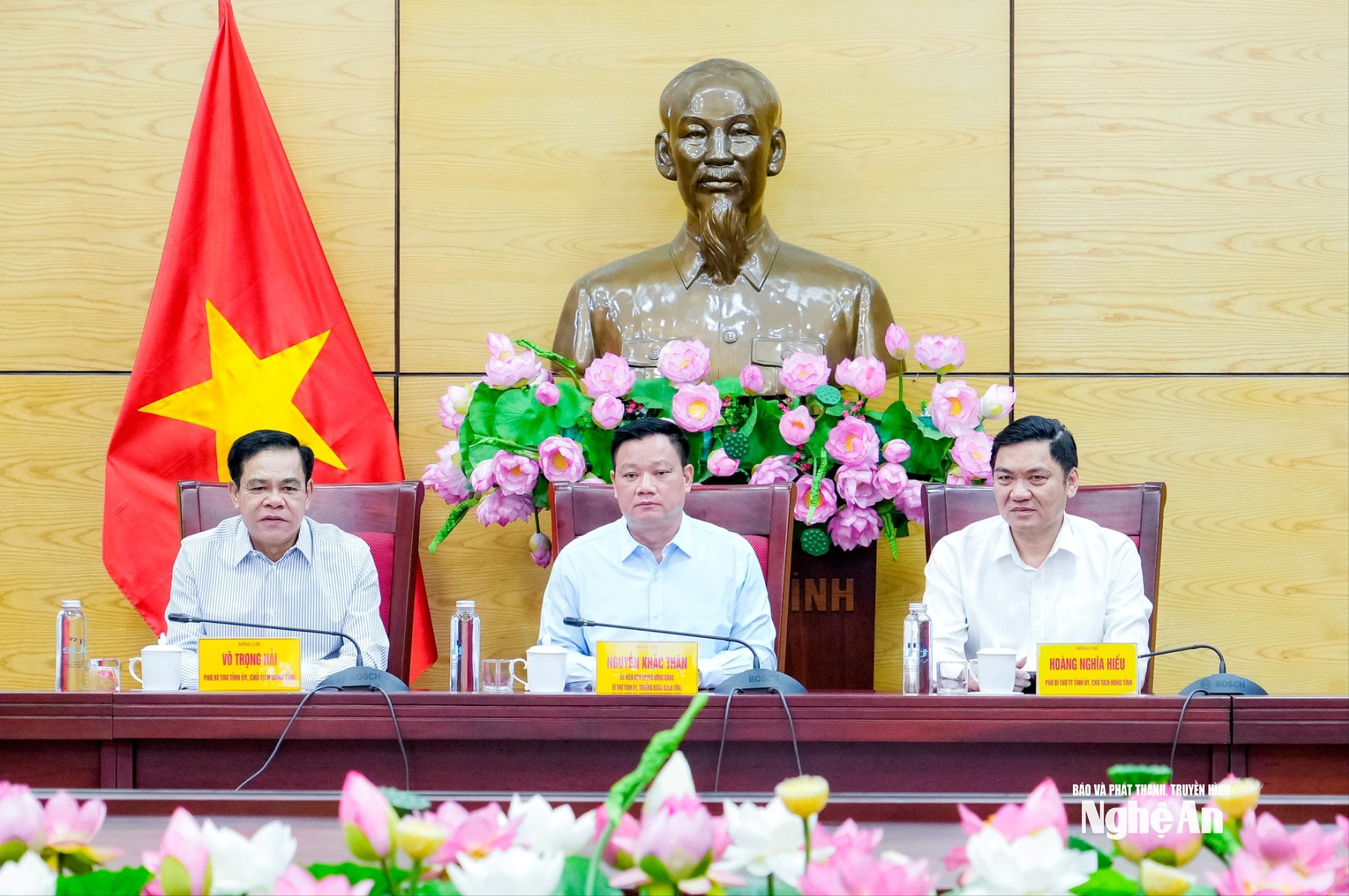 Các đồng chí lãnh đạo tỉnh Nghệ An tham dự lễ phát động phong trào thi đua 
