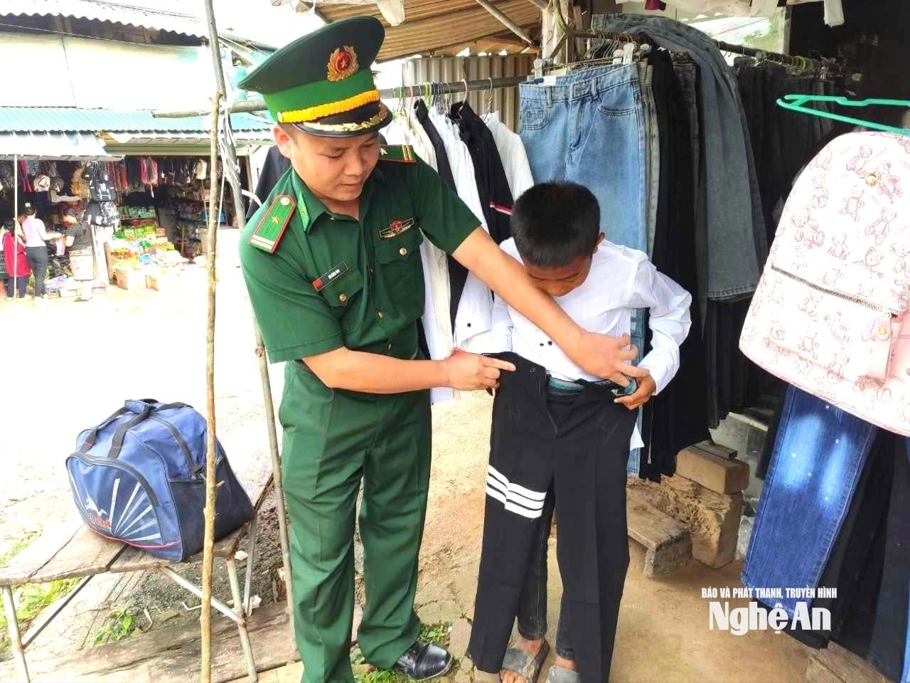 Cán bộ Đồn biên phòng Keng Đu mua quần áo mới cho con nuôi của đơn vị
