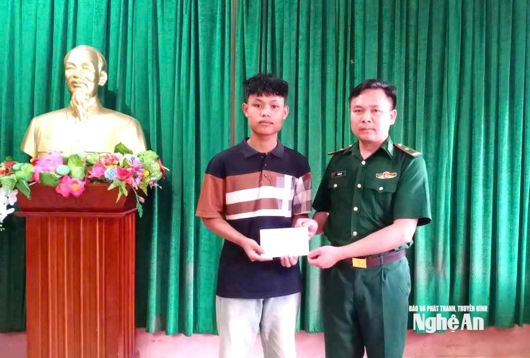 Cán bộ Đồn biên phòng Keng Đu trao quà cho con nuôi biên phòng