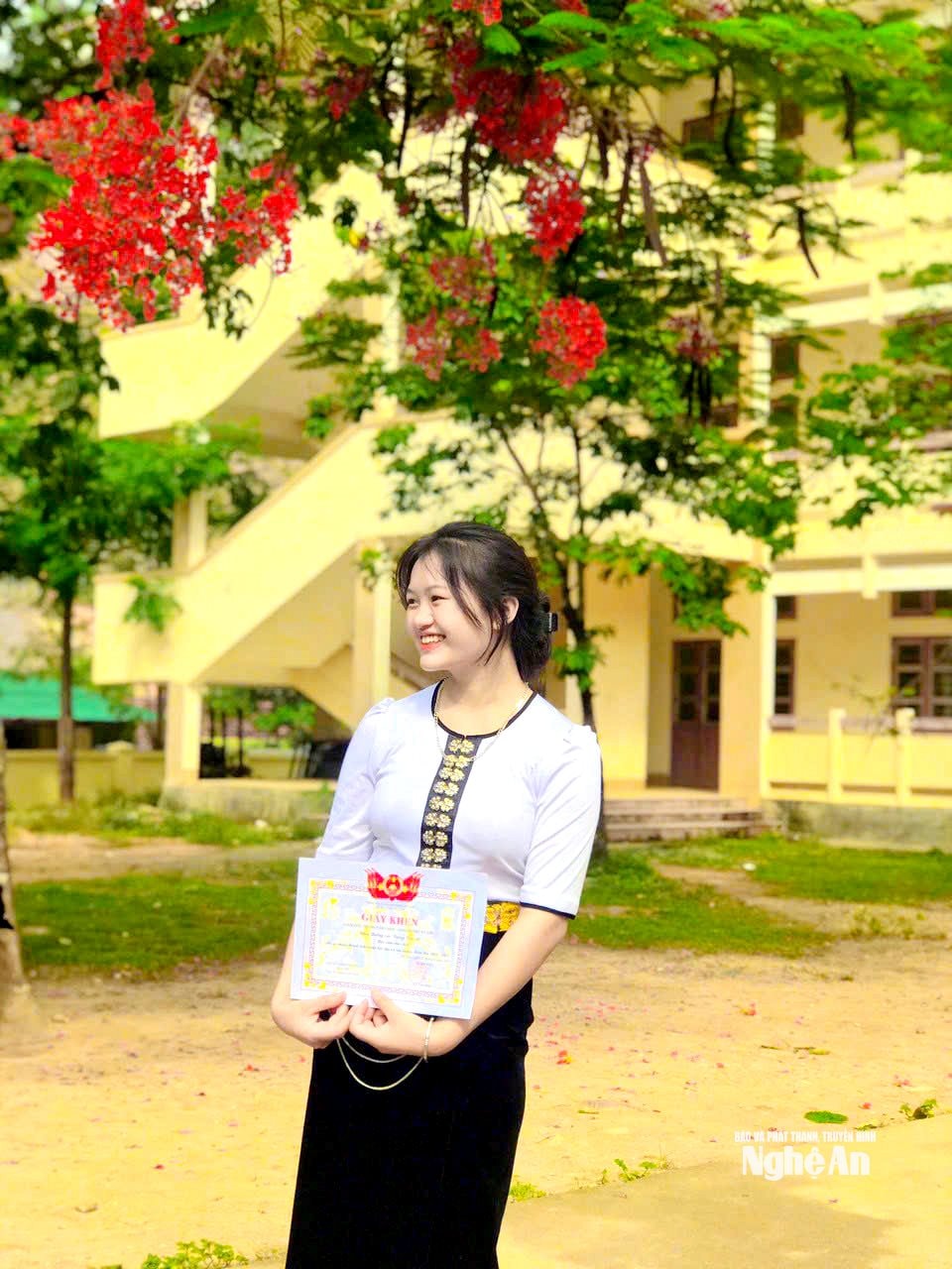 Tình yêu thương và niềm tin từ các bố nuôi mang quân hàm xanh đã giúp Xeo Thị Hoa có thêm nghị lực để cố gắng từng ngày. Ảnh NVCC