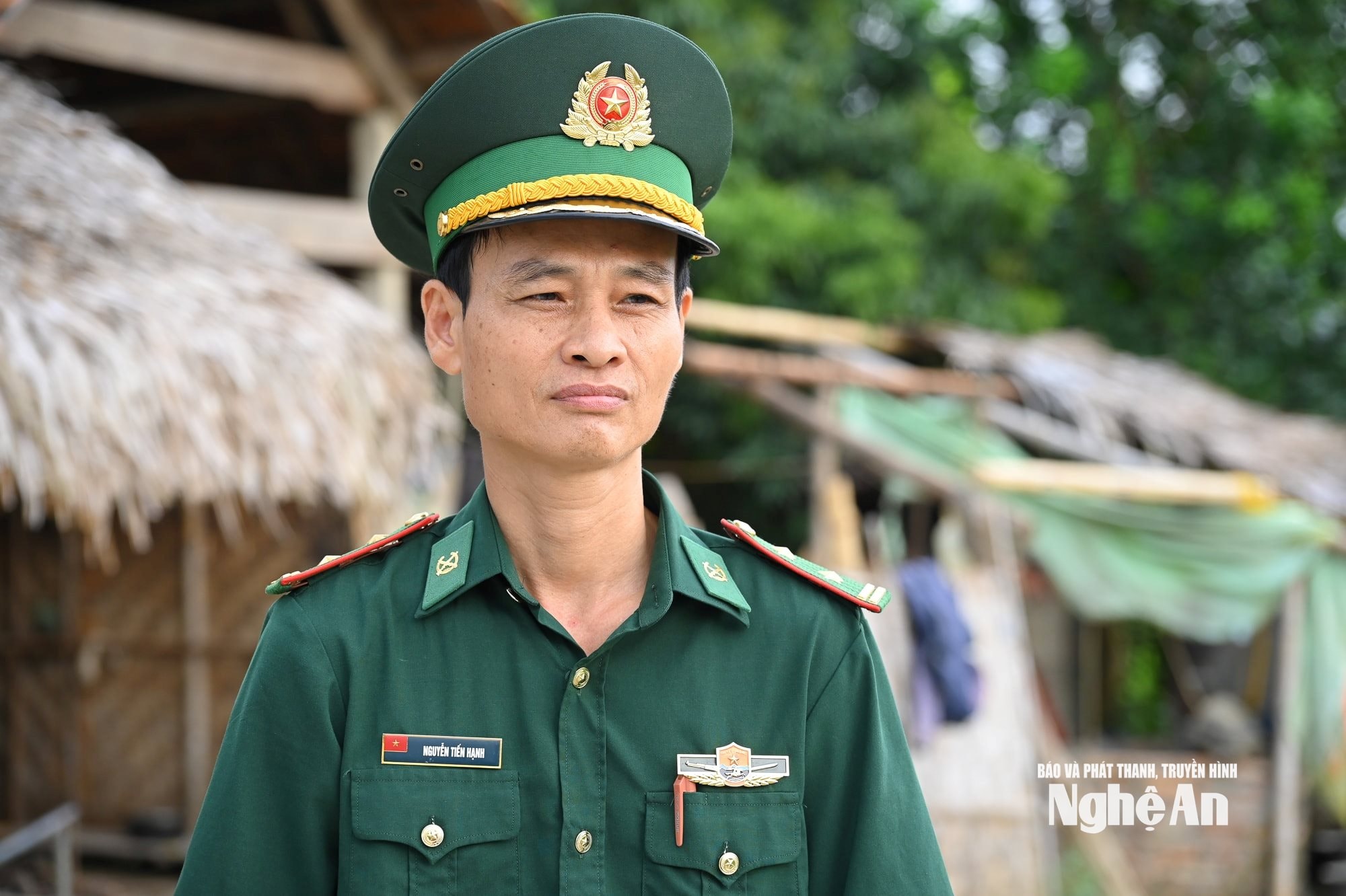 Trung tá Nguyễn Tiến Hạnh- người luôn theo sát, quan tâm đồng hành cùng em Xeo Thị Hoa. Ảnh KL