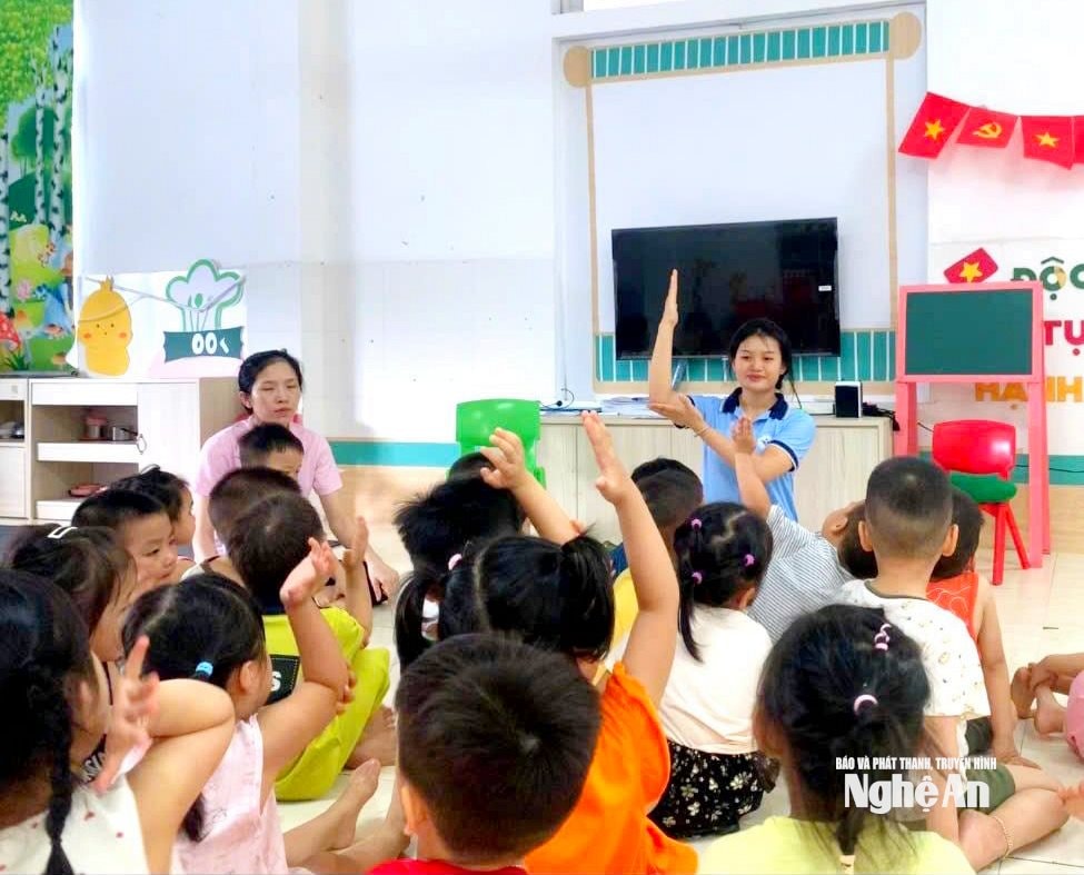 Xeo Thị Hoa tham gia hoạt động tình nguyện cùng CLB Giọt sương ấm