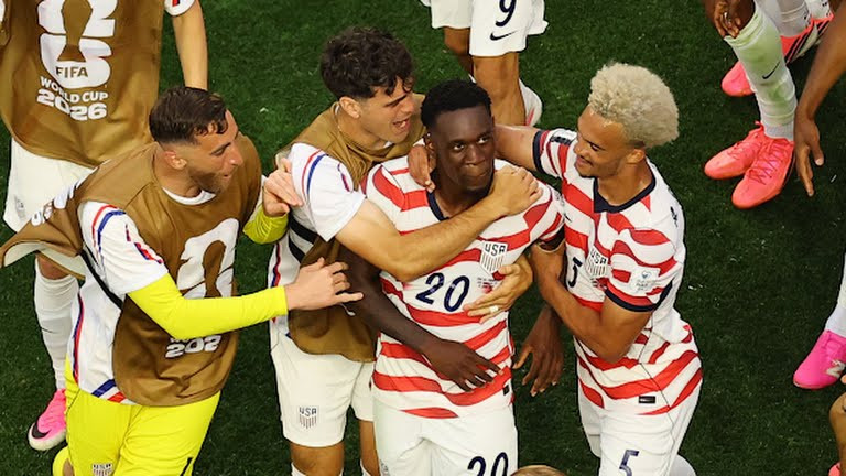 Folarin Balogun ăn mừng bàn thắng vào lưới Paraguay tại World Cup 2026.
