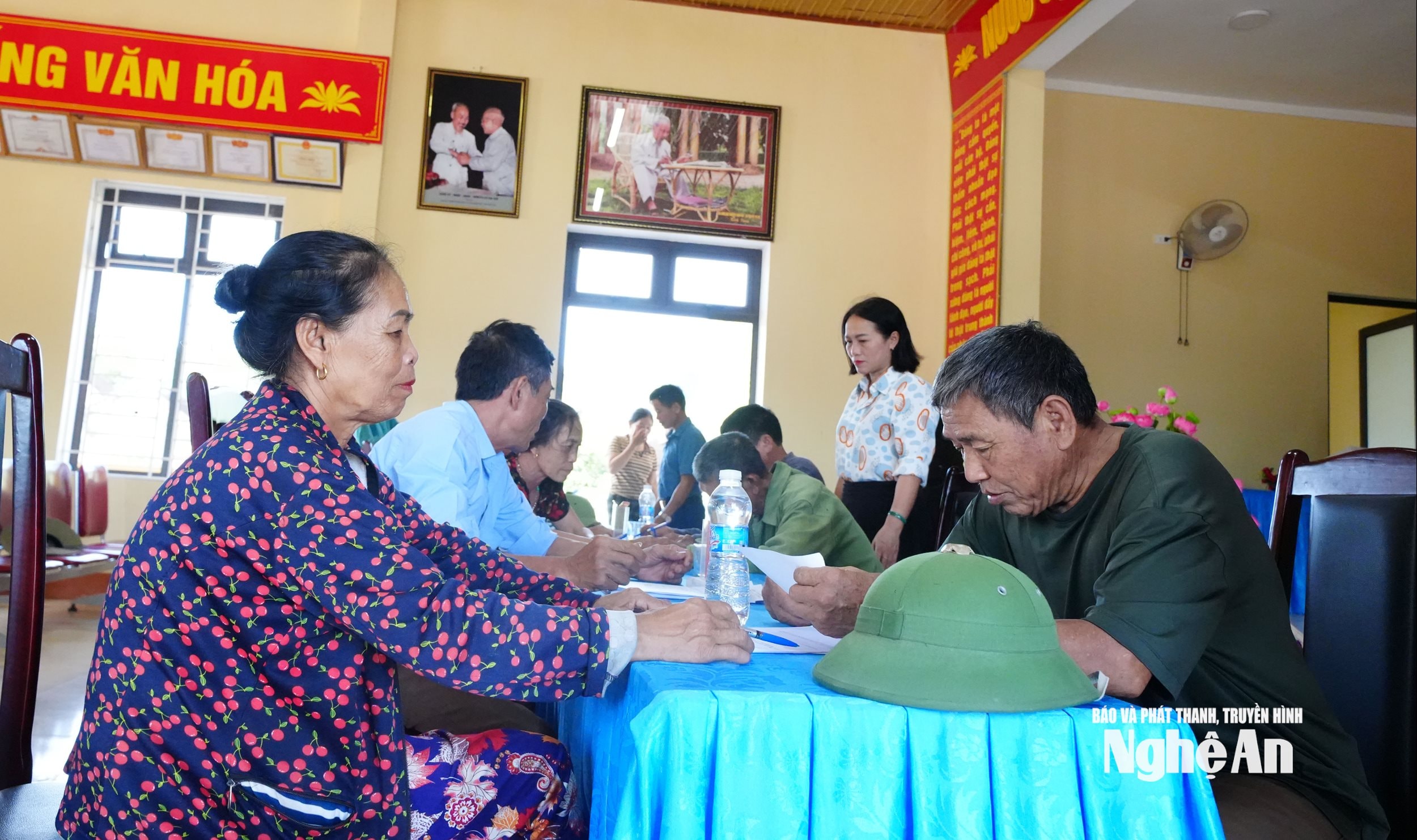  Bà con nhân dân xóm Đại Sơn, xã Đại Huệ đến nhà văn xóm đề bỏ phiếu về sắp xếp, sáp nhập xóm. Ảnh Mai Hương