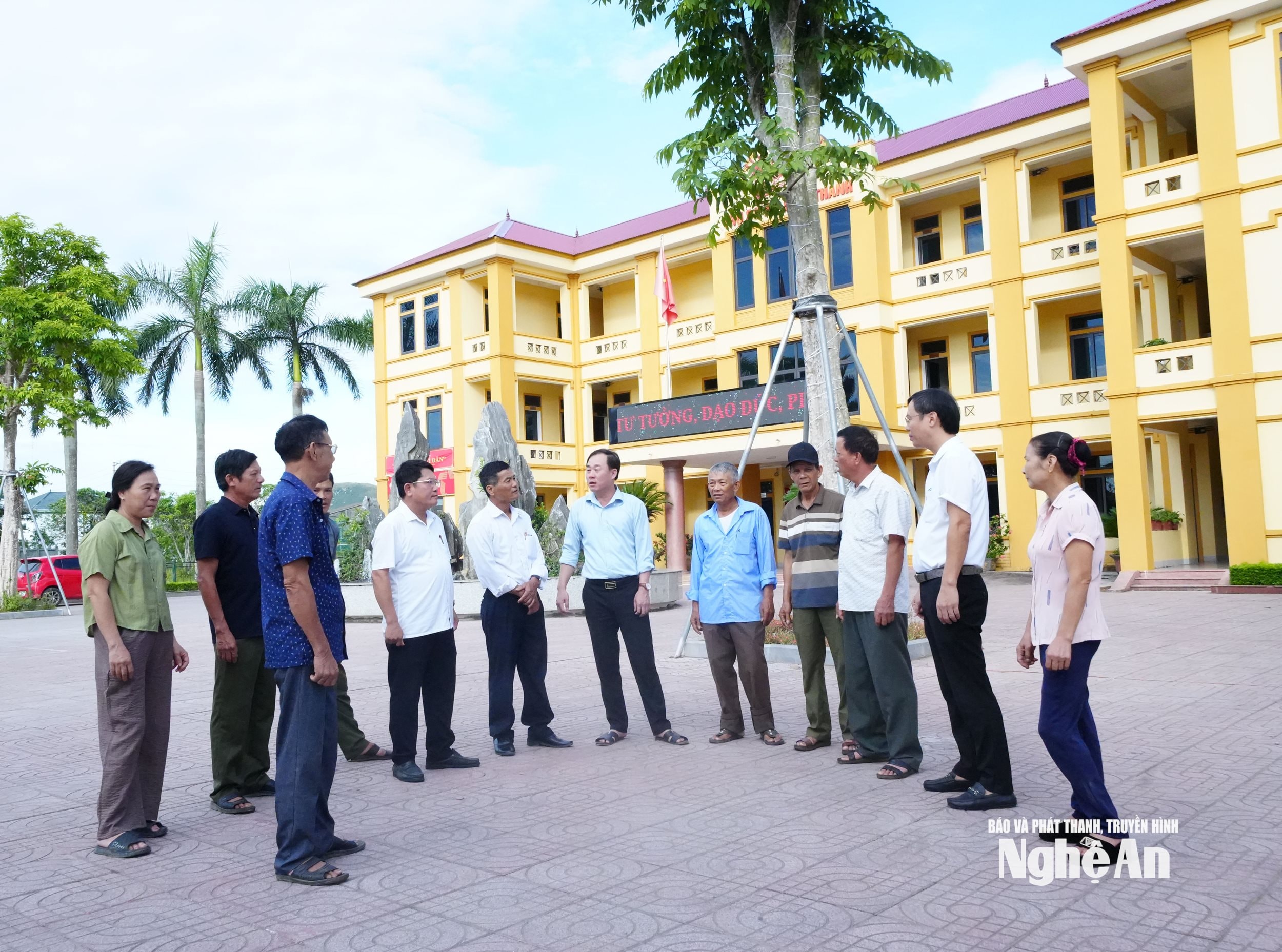  Lãnh đạo xã Lam Thành trao đổi với cán bộ xóm về việc triển khai lấy ý kiến cử tri về sắp xếp, sáp nhập xóm. Ảnh Mai Hương