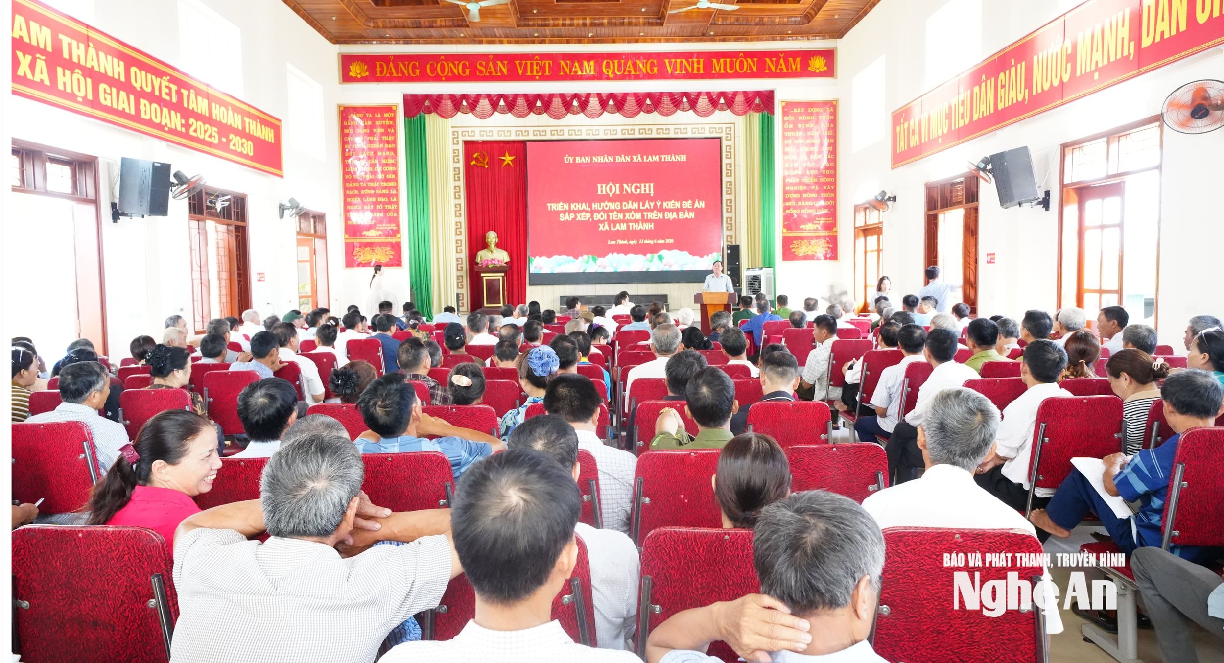  Toàn cảnh hội nghị triển khai, hướng dẫn lấy ý kiến đề án sắp xếp, đổi tên xóm trên địa bàn xã Lam Thành. Ảnh Mai Hương