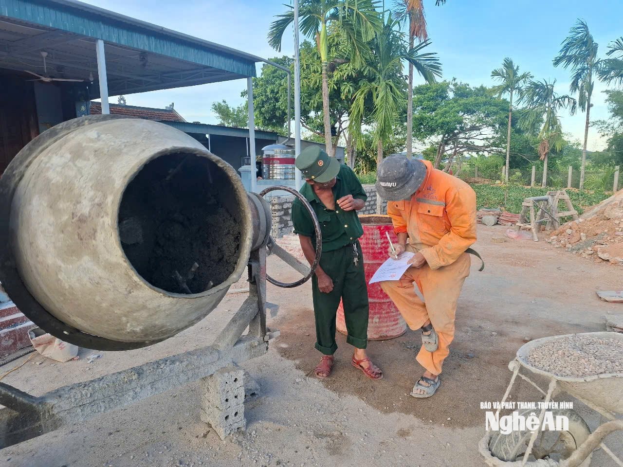  Các tổ lấy ý kiến cử tri về sắp xếp xóm của xã Vân Tụ đã đi từng ngõ, gõ từng nhà, đến từng công trình . Ảnh CSCC
