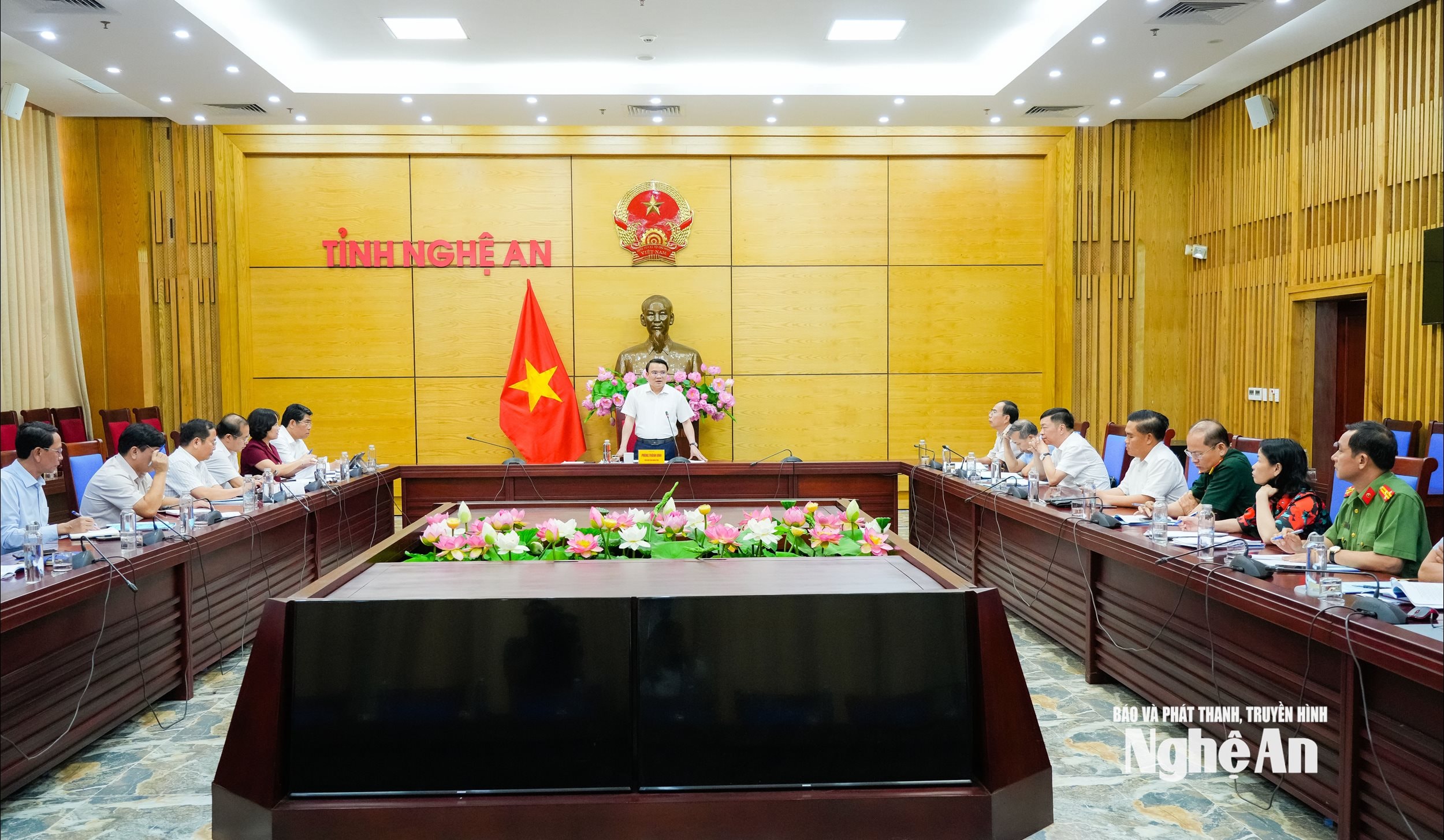  chủ trì