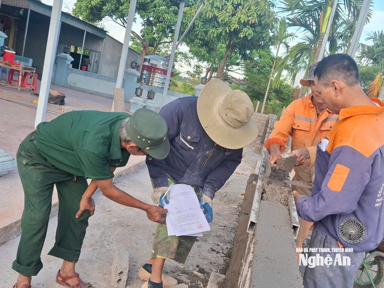 Để tất cả cử tri đại diện hộ gia đình đều được bỏ phiếu, các tổ lấy ý kiến cử tri về sắp xóm tại xã Vân Tụ đã đi từng ngõ, gõ từng nhà, đến từng công trình. Ảnh CSCC