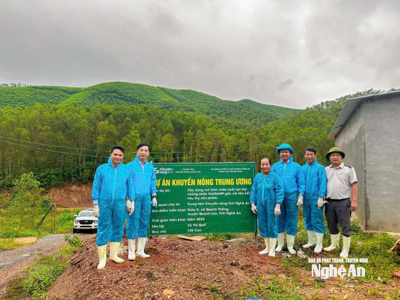  Trung tam gắn biển mô hinh
