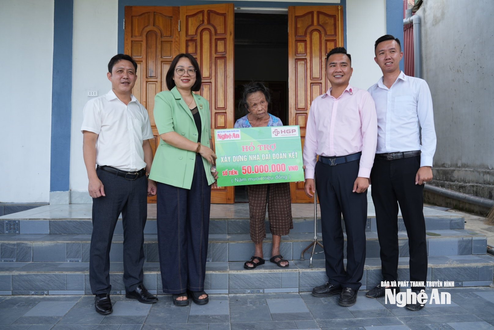 Bà Trần Thị Thanh Huyền và đại diện Hoàng Gia