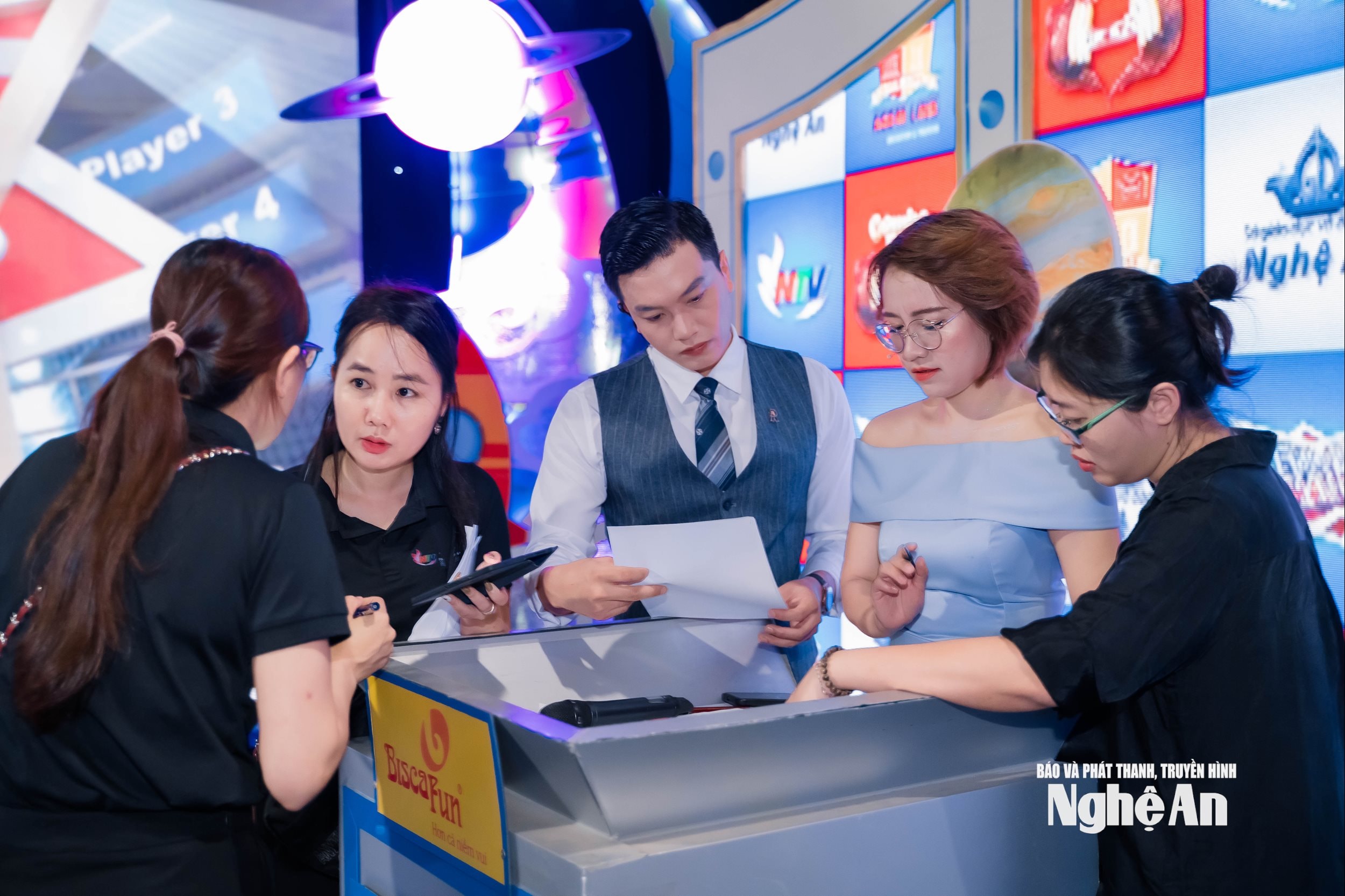 Êkip Sân chơi English Challenge rà soát lại trước giờ lên sóng.