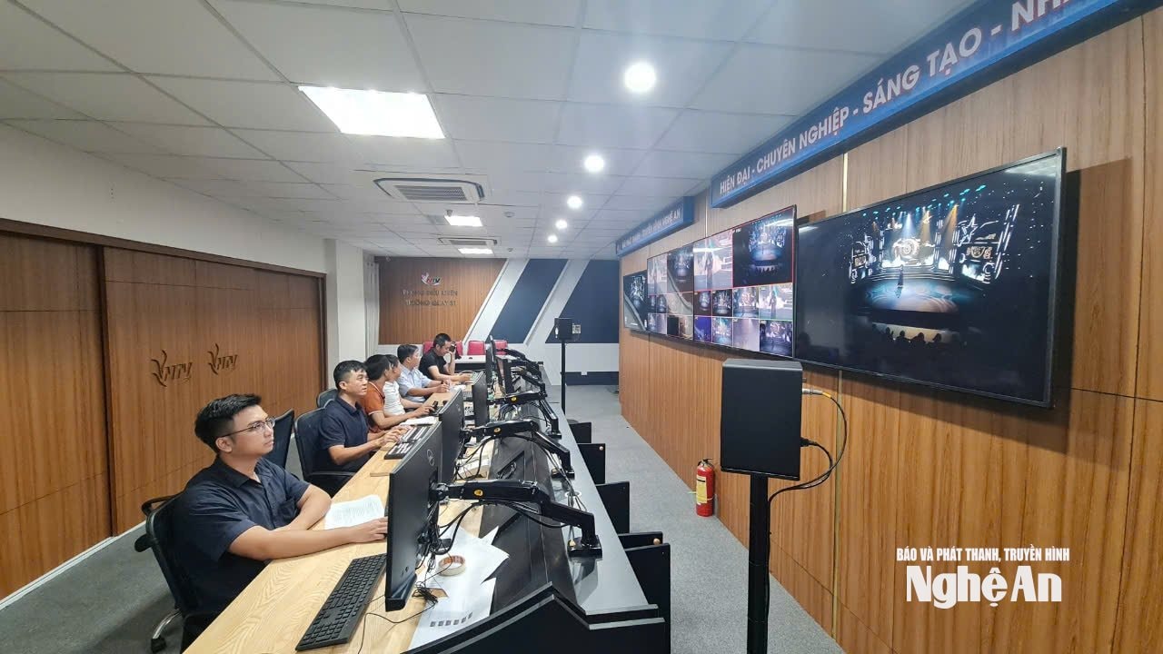 Ekip Sao Mai xứ Nghệ 2024 thực hiện nhiệm vụ tại Phòng điều khiển Trường quay S1.