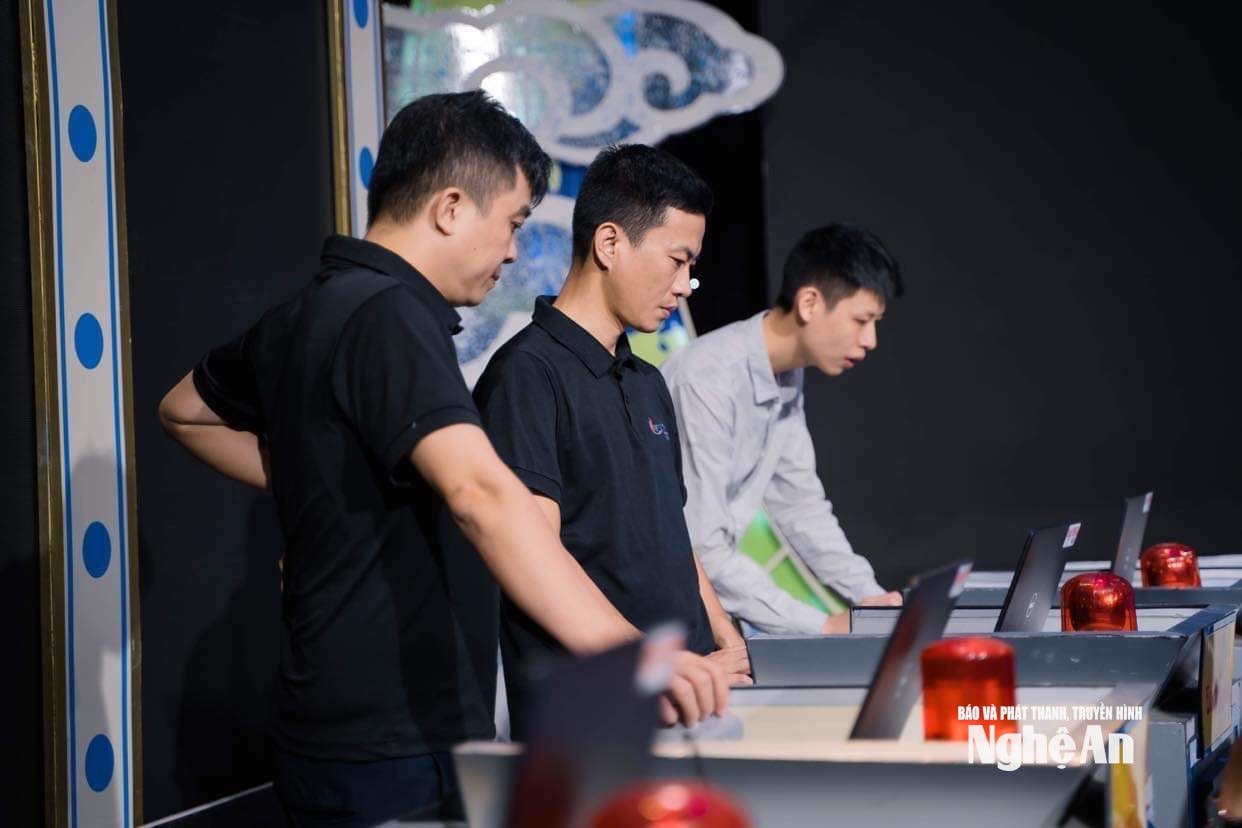 Kiểm tra thiết bị sẵn sàng cho Sân chơi English Challenge
