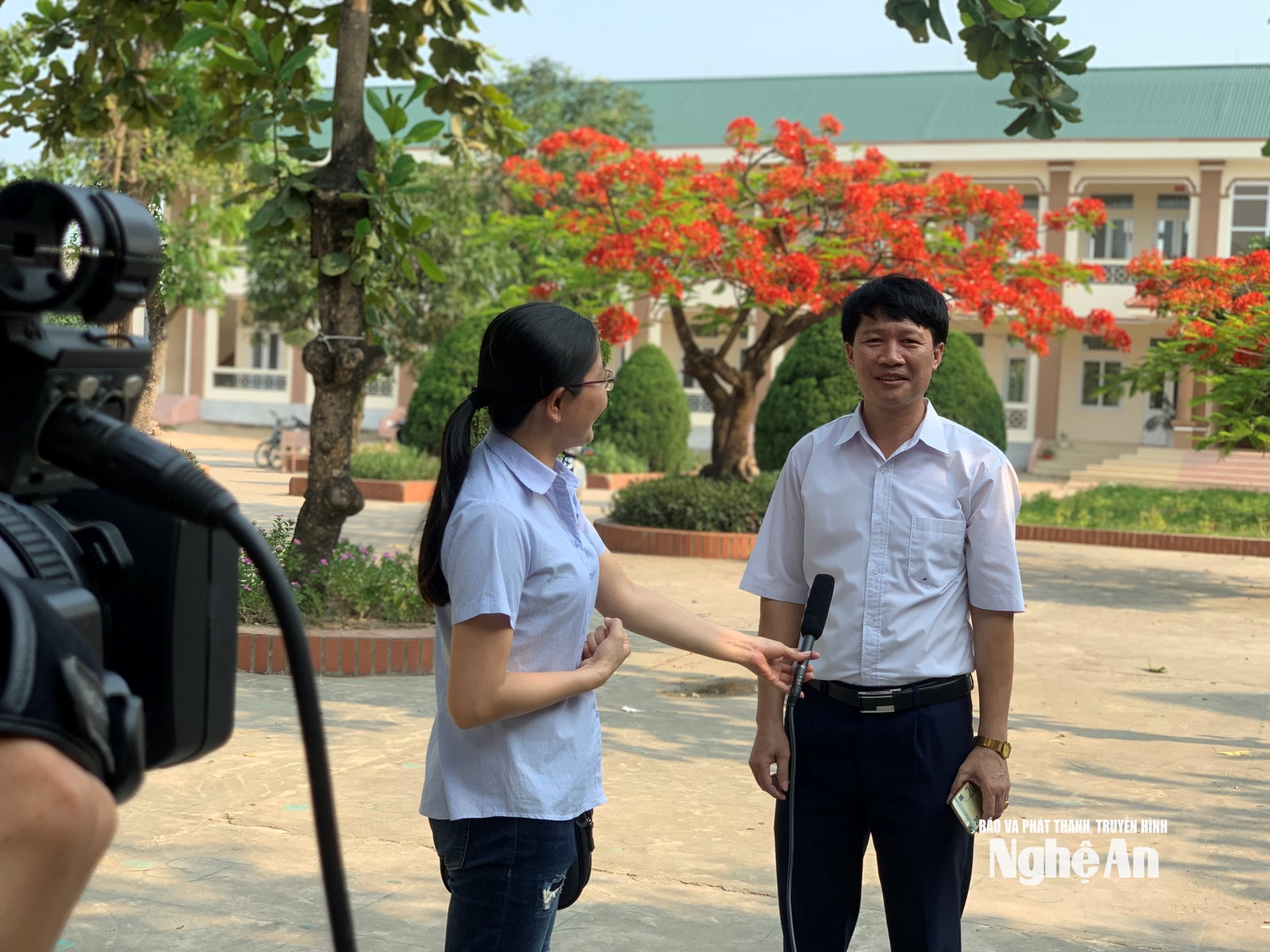 Phóng viên Ngọc hà tác nghiệp