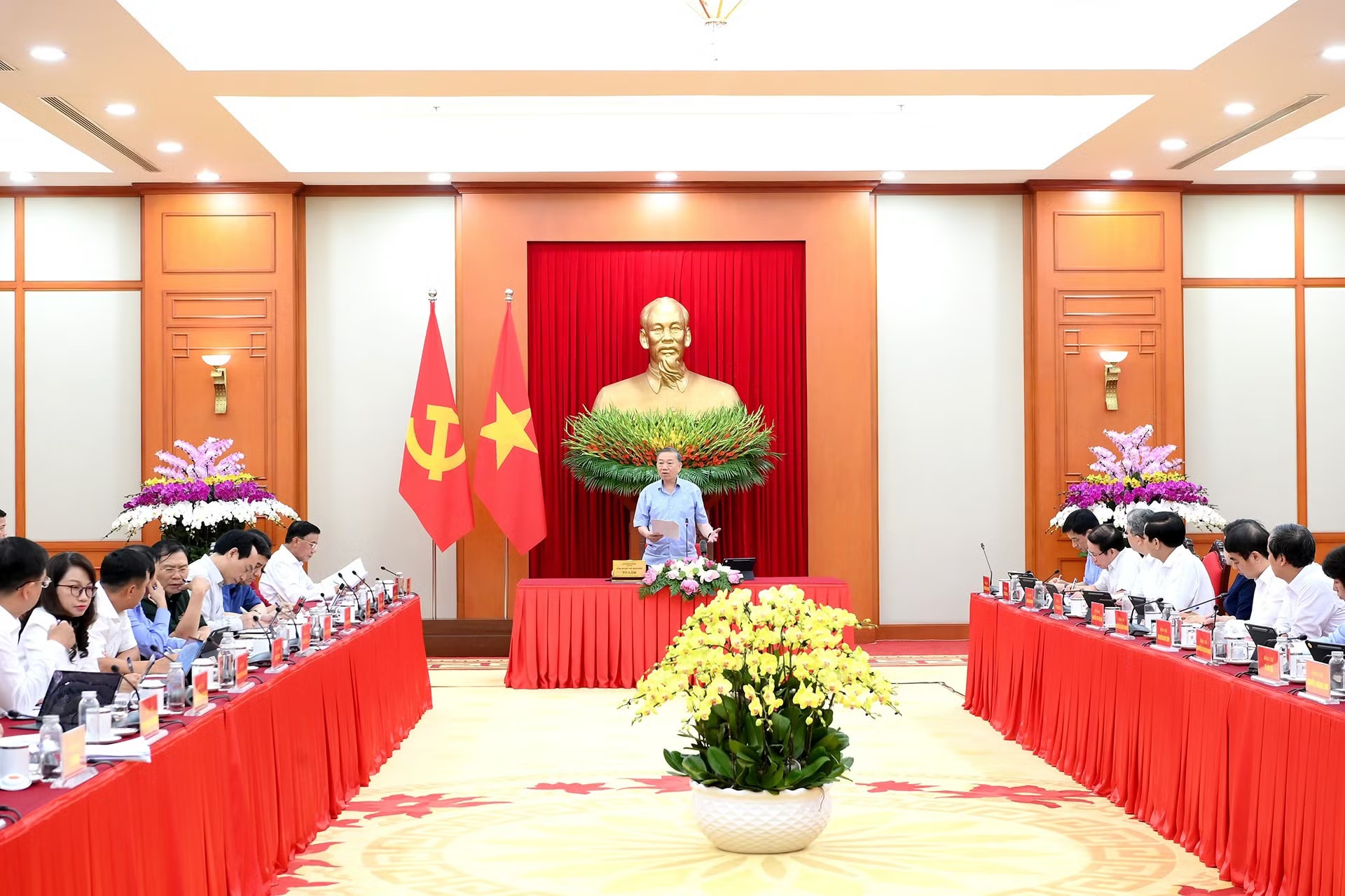 Quang cảnh cuộc làm việc. a10-bnd-7004.jpg