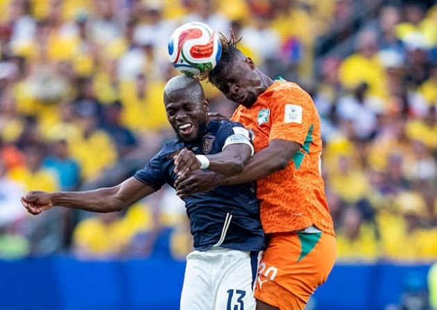 Emmanuel Agbadou phòng ngự tập trung