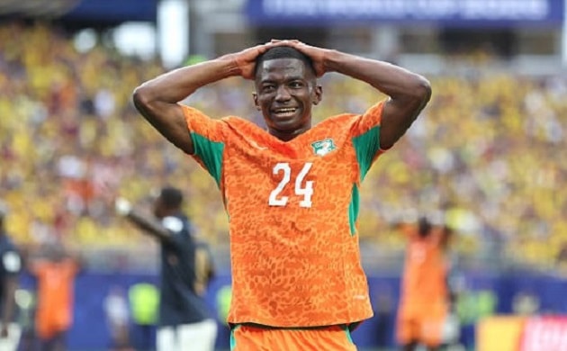 Bazoumana Toure trước khi rời sân