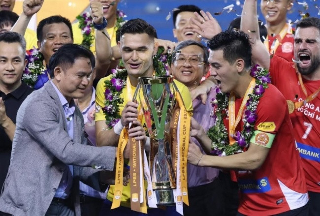 Thủ thành Patrik Lê Giang nâng cúp vô địch cùng các đồng đội.