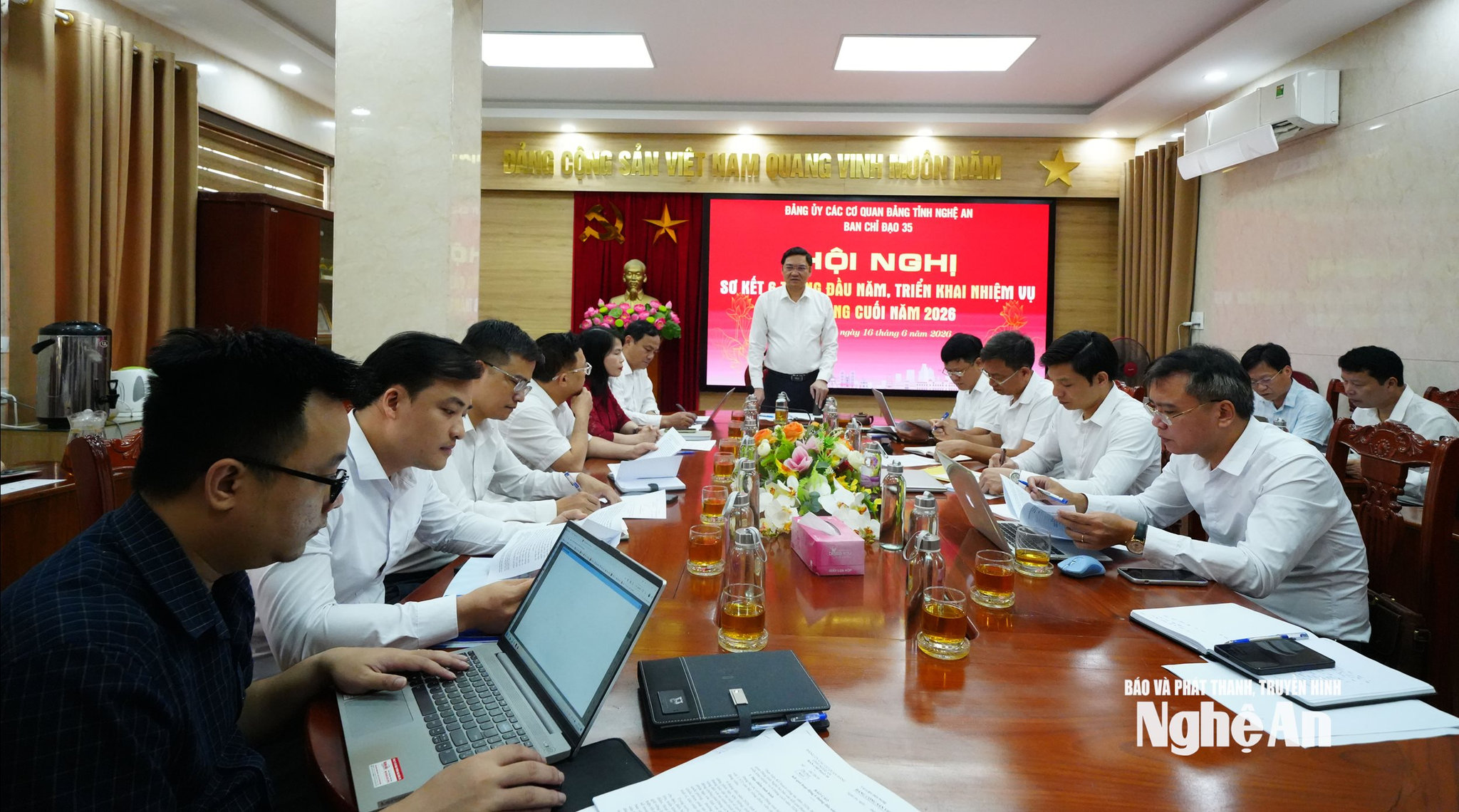  Đồng chí Hoàng Nghĩa Hiếu - Phó Bí thư Thường trực Tỉnh ủy, Chủ tịch HĐND tỉnh chủ trì hội nghị Ban Chỉ đạo 35 Đảng ủy Các cơ quan Đảng tỉnh. Ảnh Mai Hương