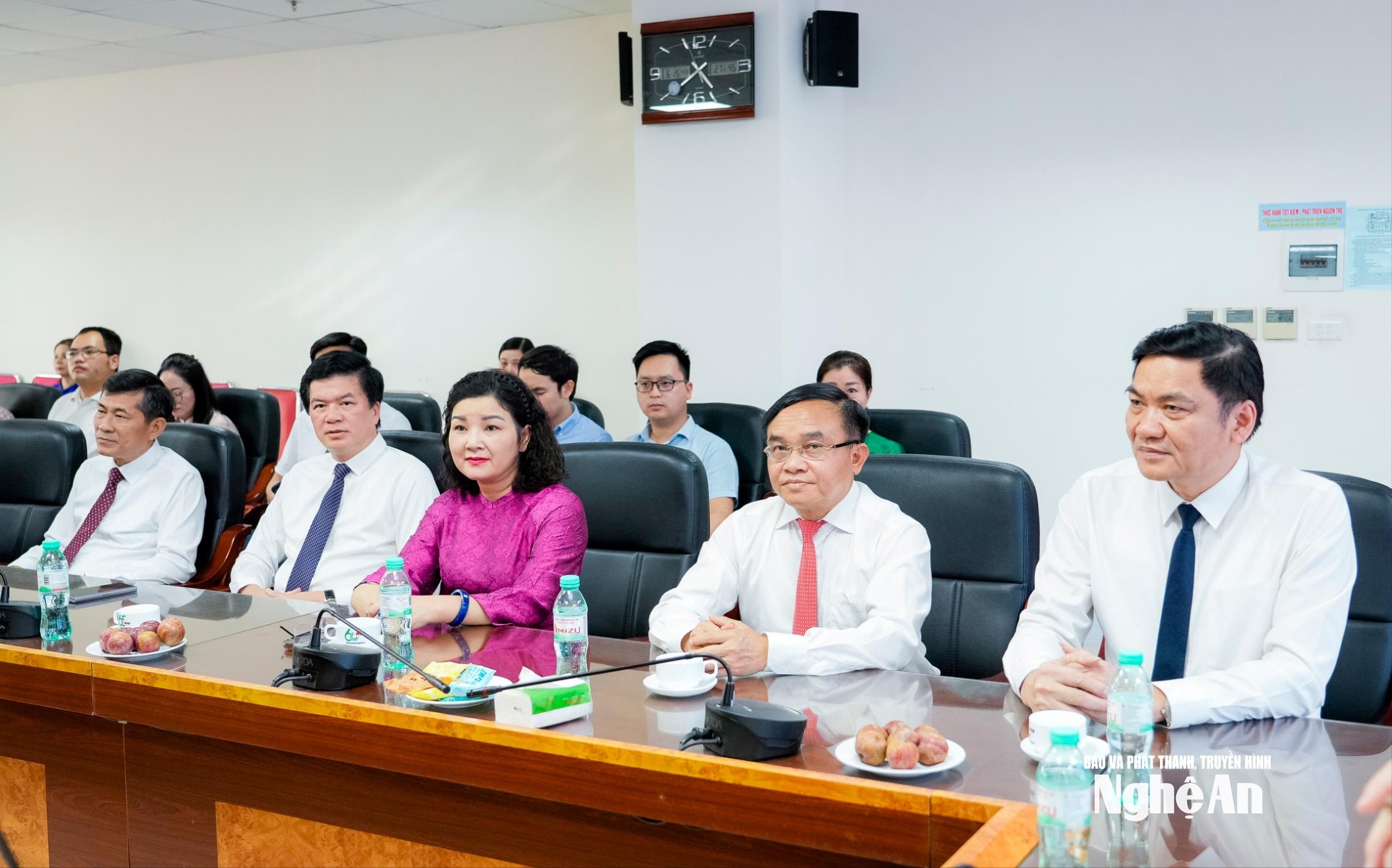 Các đồng chí Thường trực Tỉnh uỷ, Ủy viên Ban Thường vụ Tỉnh uỷ, lãnh đạo UBND tỉnh tham gia đoàn. Ảnh: Phạm Bằng