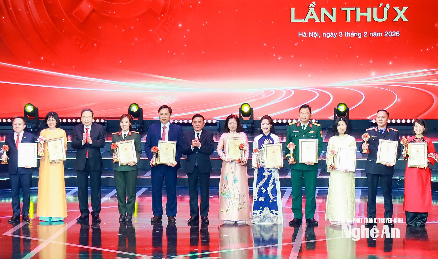Các đồng chí: Trần Thanh Mẫn - Ủy viên Bộ Chính trị, Chủ tịch Quốc hội; Trần Cẩm Tú - Ủy viên Bộ Chính trị, Thường trực Ban Bí thư trao giải B cho các tác giả đoạt Giải Búa liềm vàng toàn quốc lần thứ X. Ảnh: Thành Duy