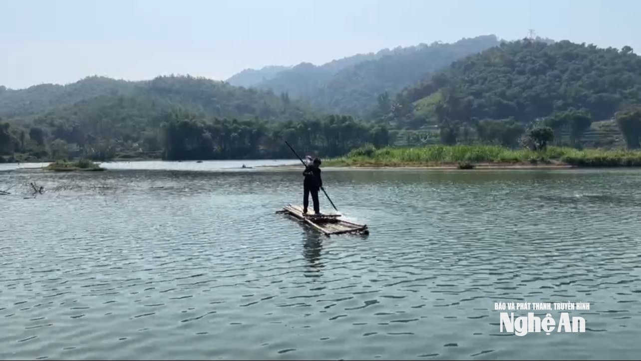 Nhóm phóng viên tác nghiệp phóng sự tại khu vực lòng hồ Thủy điện Bản Vẽ 2