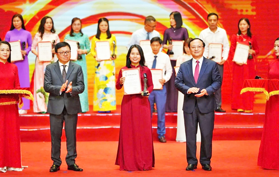 Đại diện của Báo và phát thanh, truyền hình Nghệ An nhận giải Vàng tại Liên hoan Phát thanh toàn quốc lần thứ XVII – Quảng Ninh 2026.