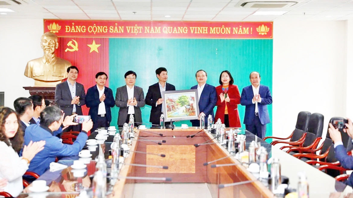 Ủy viên Trung ương Đảng, Phó Trưởng Ban Tuyên giáo và Dân vận Trung ương, Tổng Giám đốc VOV Đỗ Tiến Sỹ thăm và làm việc với Báo và PTTH Nghệ An