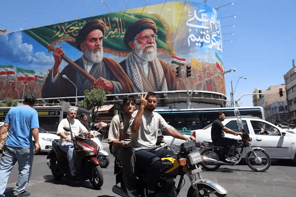Người dân Iran ăn mừng thông tin về thỏa thuận nhằm chấm dứt cuộc xung đột với Mỹ và Israel. Ảnh: EPA
