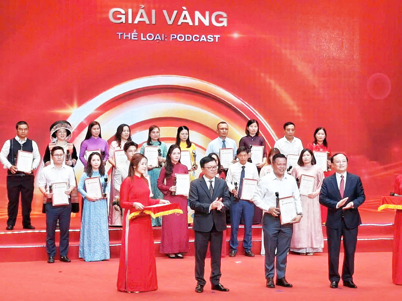 Báo và phát thanh truyền hình Nghệ An nhận giải Vàng thể loại podcast tại Liên hoan Phát thanh toàn quốc lần thứ XVII.