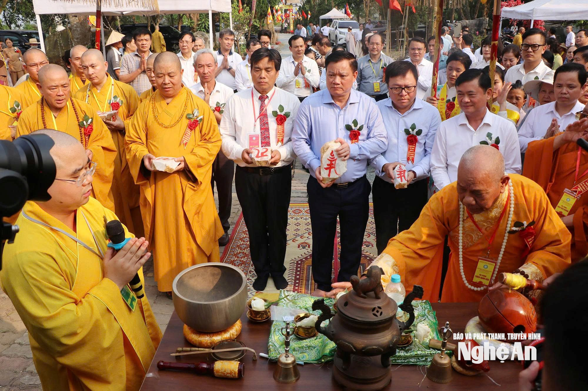 Các đại biểu tiến hành nghi thức đặt viên gạch đầu tiên để xây dựng chùa Da sau Lễ động thổ. Ảnh Thanh Quỳnh