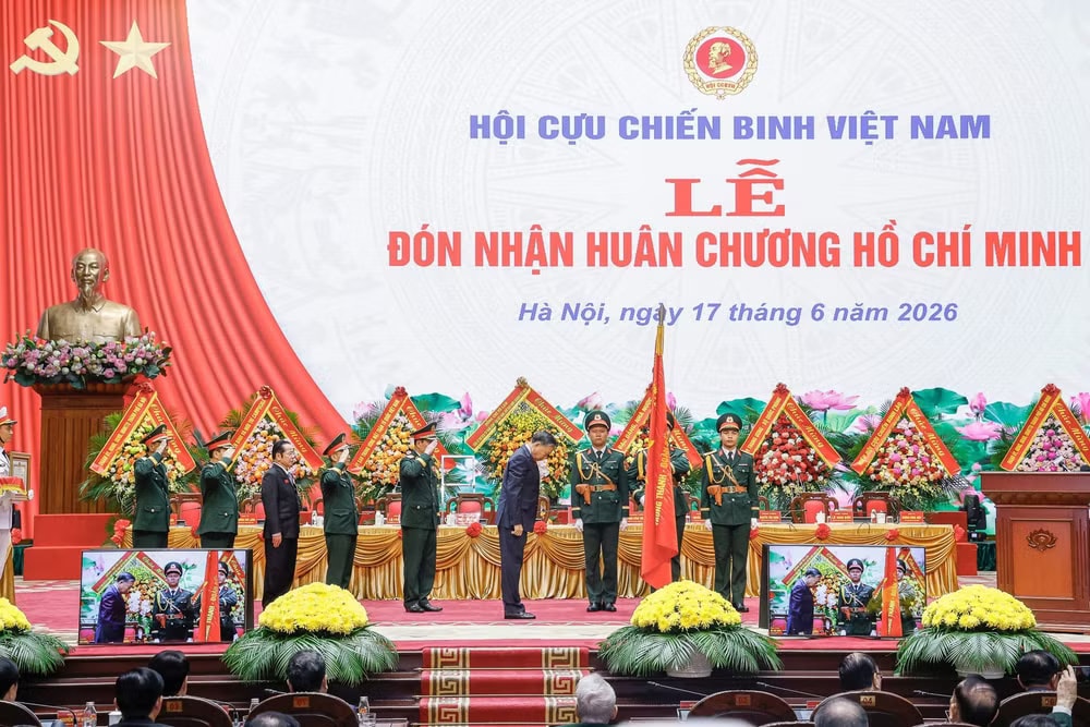 Tổng Bí thư, Chủ tịch nước Tô Lâm, Bí thư Quân ủy Trung ương thực hiện nghi thức trao Huân chương Hồ Chí Minh tặng Trung ương Hội Cựu chiến binh Việt Nam. z7945174127361-254e8e83a78384bf14536a23c5972fad-1.jpg