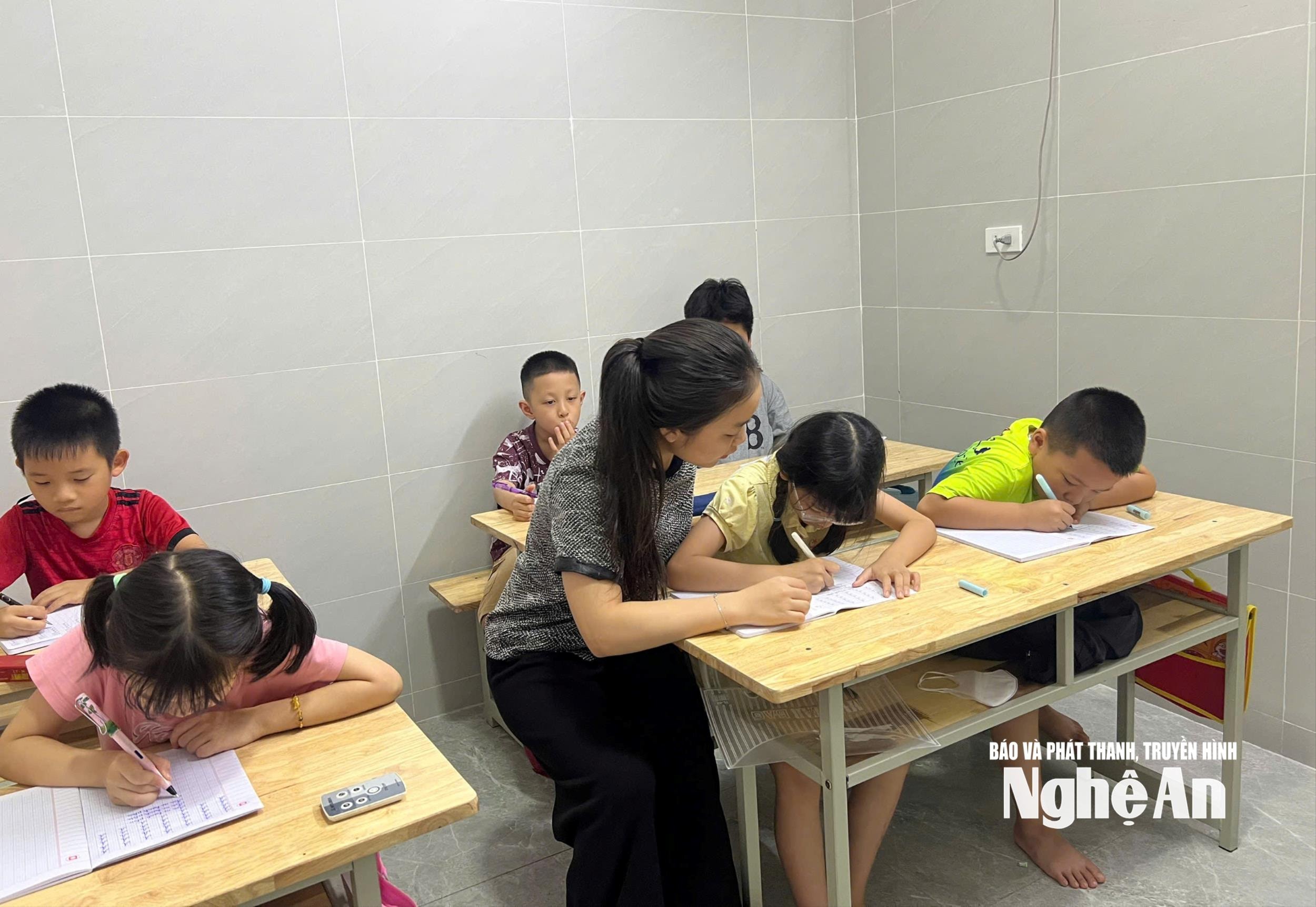 Một sinh viên với công việc gia sư dịp hè. Ảnh: Minh Quân