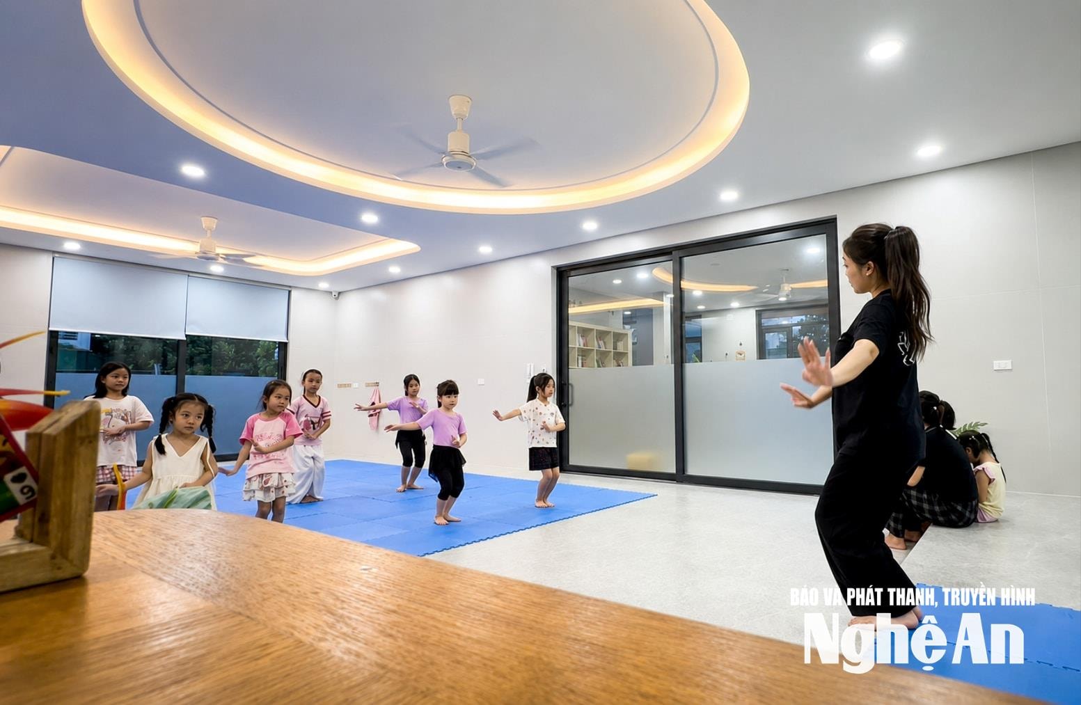 Nguyễn Anh Thư, sinh viên năm thứ hai Khoa Giáo dục mầm non, Trường Sư phạm, Trường Đại học Vinh làm thêm hè tại một lớp dạy múa. Ảnh: Minh Quân