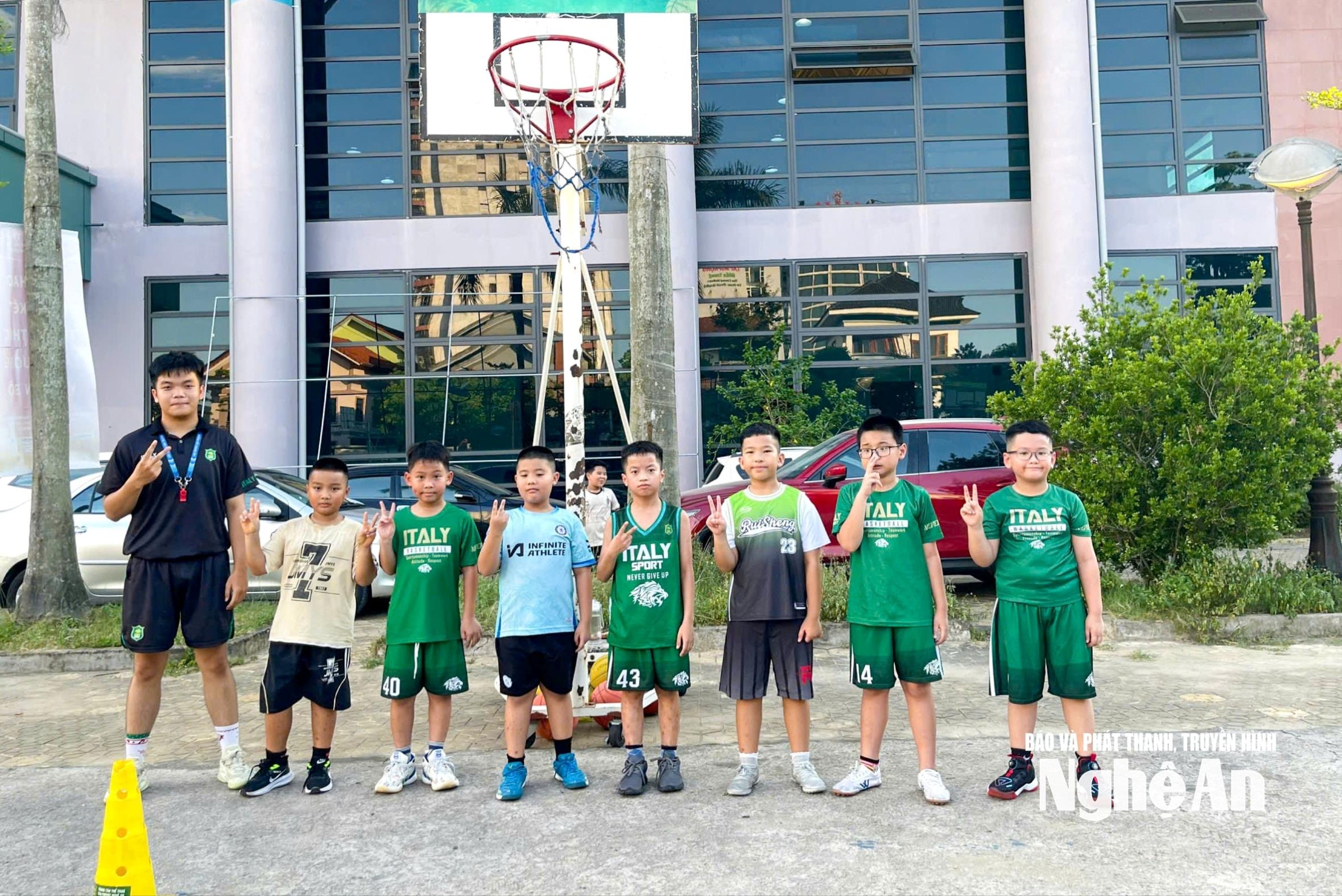 Phạm Hoàng Gia Khánh - Học sinh Trường THPT Lê Viết Thuật làm trợ giảng tại một lớp bóng rổ dành cho thiếu nhi. Ảnh: Minh Quân