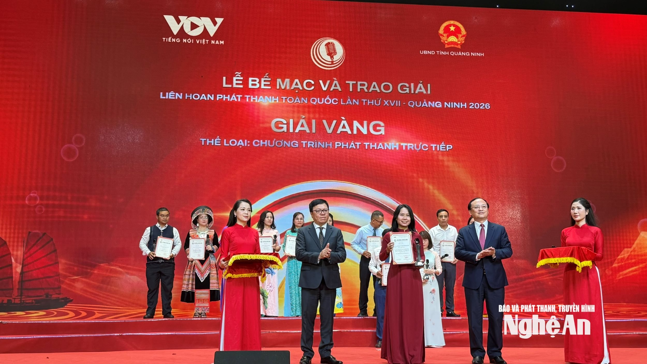 Đại diện của Báo và phát thanh, truyền hình Nghệ An nhận giải Vàng tại Liên hoan Phát thanh toàn quốc lần thứ XVII – Quảng Ninh 2026.