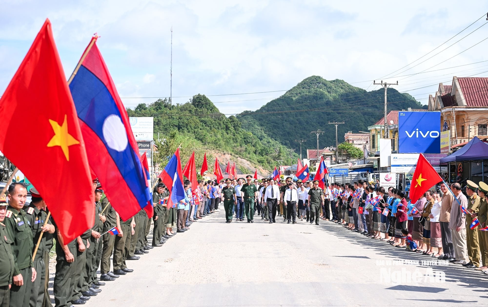 Đưa các anh hùng liệt sĩ từ Lào trở về với đất mẹ. Ảnh Thành Cường