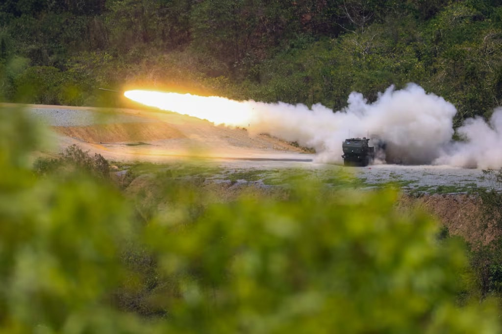 Hệ thống pháo phản lực HIMARS của Lục quân Mỹ khai hỏa trong diễn tập tại Philippines