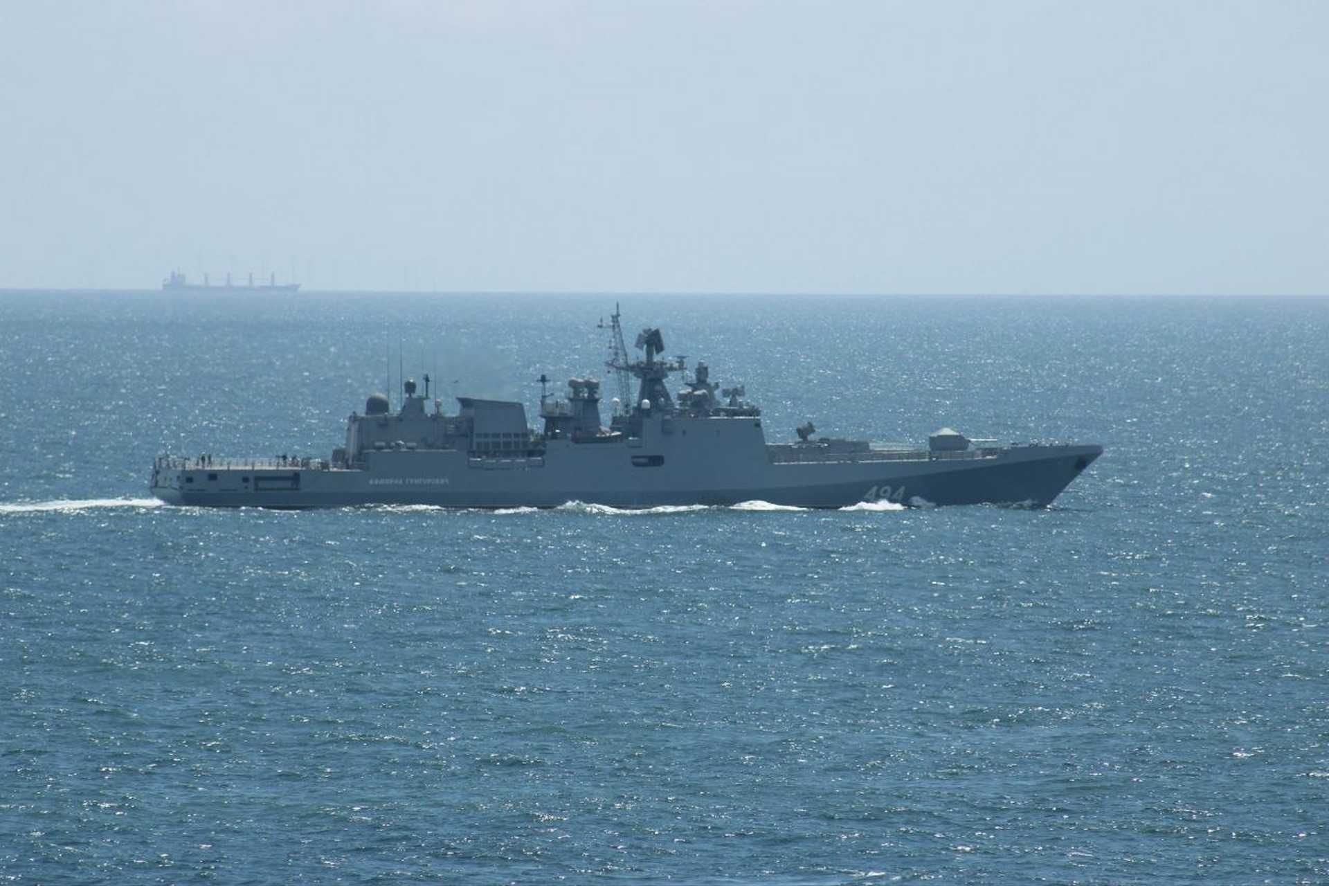 Tàu hộ vệ Admiral Grigorovich của Hải quân Nga hoạt động trên biển